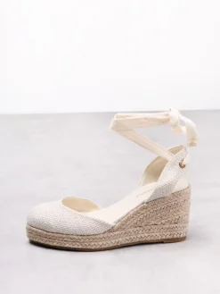 Glamorous Chic Escapes|Nude Closed-Toe Rattan Wedges -
