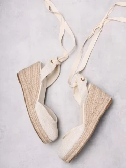 Glamorous Chic Escapes|Nude Closed-Toe Rattan Wedges -